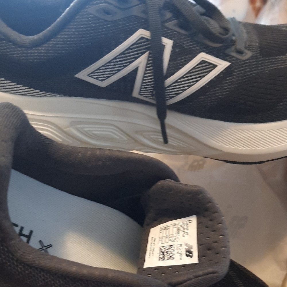 New Balance Black and White Athletic Shoes with Retro Silhouette - Picture 6 of 8